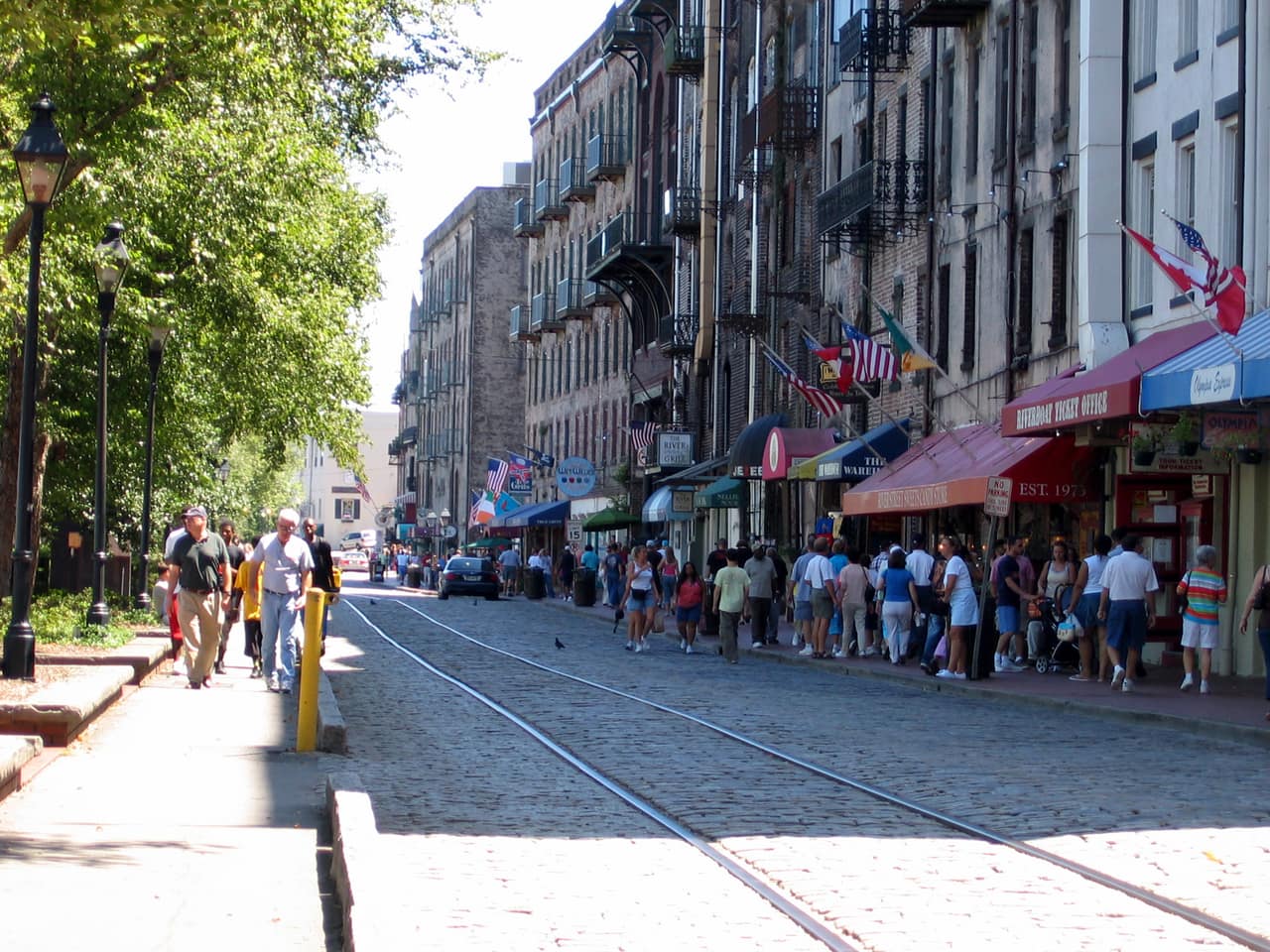 Cobbled River Street in Savannah with historic warehouse buildings alongside the river